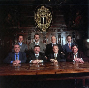 Conseil 1997-2000 - En haut: Jean-François Pfefferlé, Pierre-François Schmid, Charles-Alexandre Elsig, Olivier Schupbach. En bas: Michel Fournier (chancelier), Jean-Pierre Favre (président), Etienne Reichenbach (vice-président), Paul Berthod.